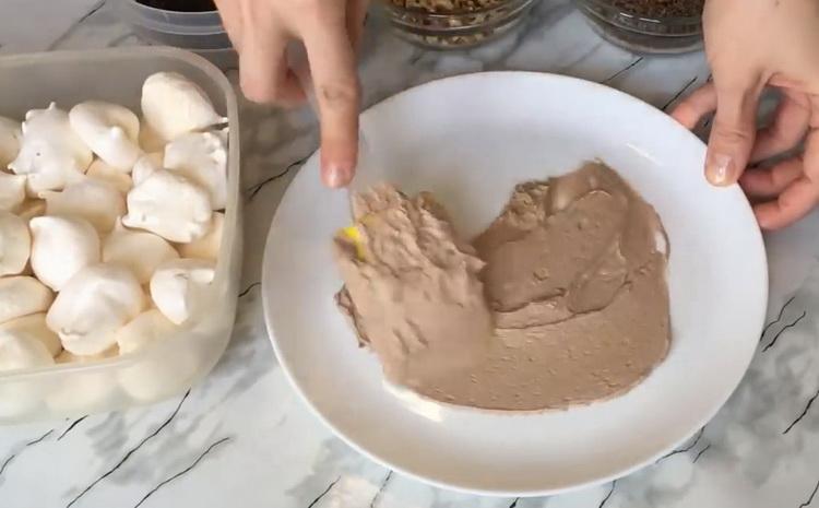 Per fare una torta, ricopri uno strato di crema