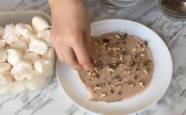 Per fare una torta, cospargere con le noci