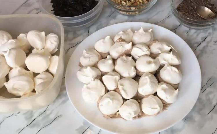 Metti la meringa per fare una torta