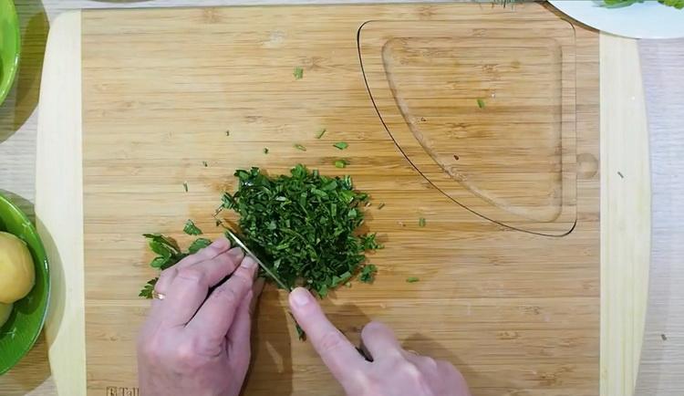 Per preparare frittelle di patate, tagliare le verdure