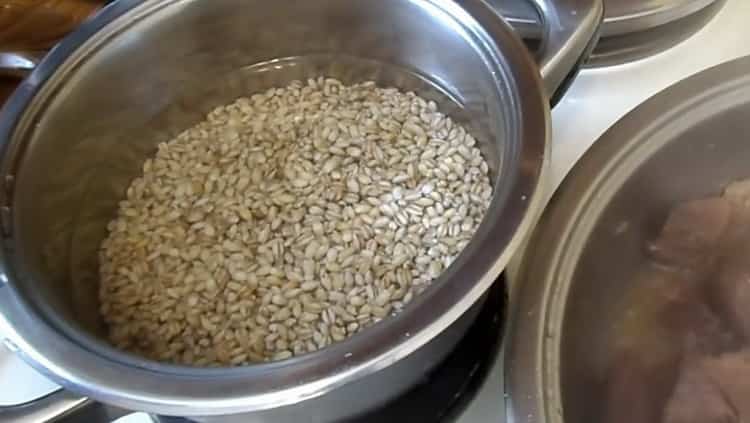 Per preparare l'orzo con la carne, prepara i cereali