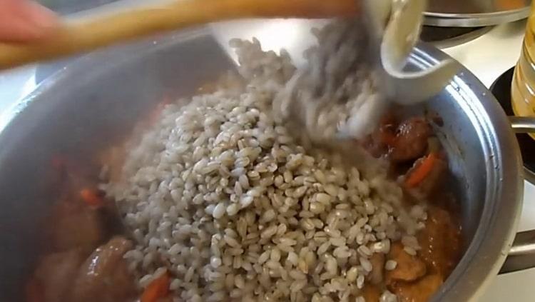 Per preparare l'orzo con la carne, aggiungi i cereali