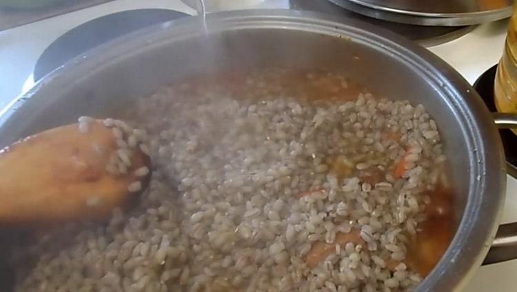 Per preparare l'orzo perlato con la carne, aggiungi acqua