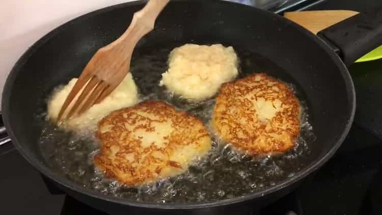 Friggere le patate per preparare le frittelle di patate