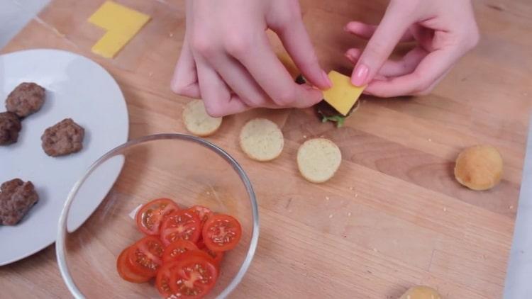 Per preparare gli hamburger, tritare gli ingredienti per il ripieno