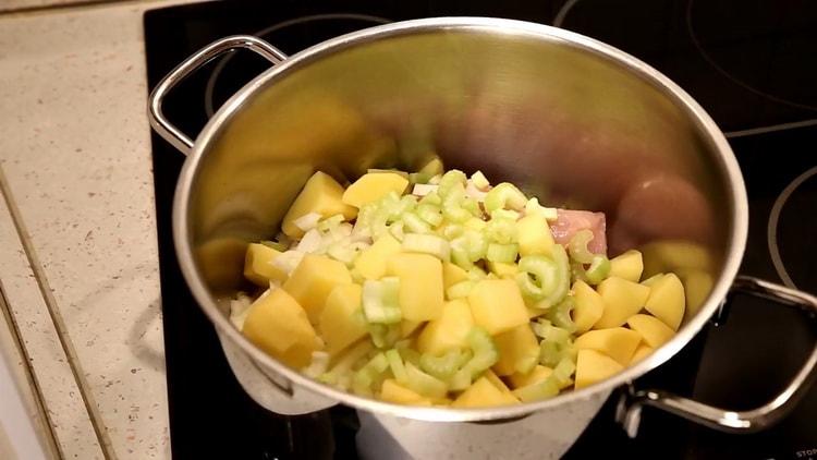 Prepara gli ingredienti per la zuppa.