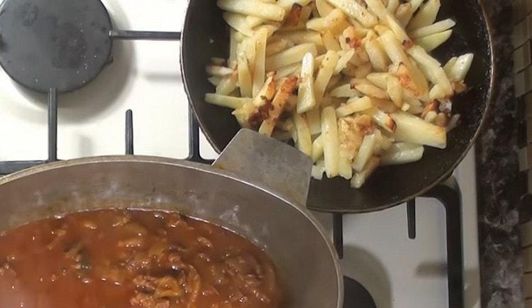 Separatamente, friggere le patate in una padella fino a doratura.