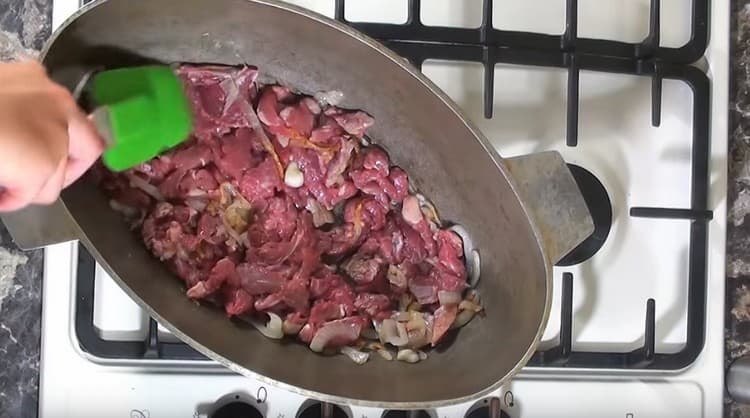 Aggiungi la carne affettata alla cipolla.