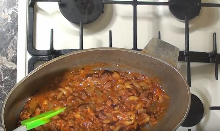 Spezzatino di carne, aggiungere sottaceti.