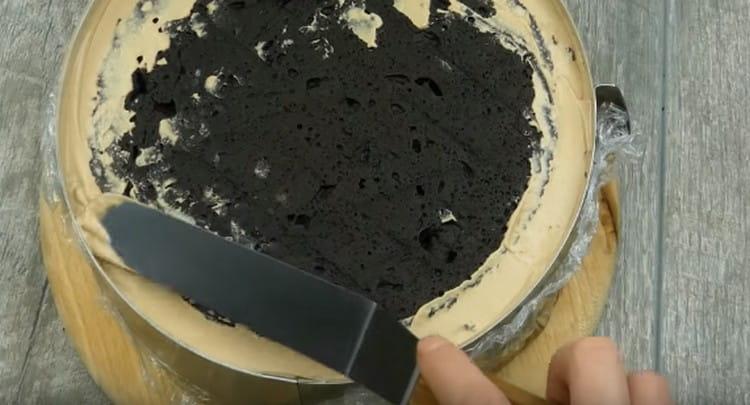 Mula sa cake, gupitin ang isang bilog at ilagay ito sa aming mousse cake.