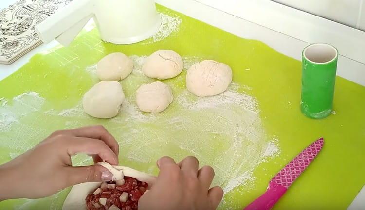 Metti il ​​ripieno al centro della torta, raccogli l'impasto attorno, lasciando un buco.