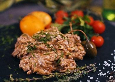 Cucinare lo stroganoff di manzo: una ricetta classica con la panna.