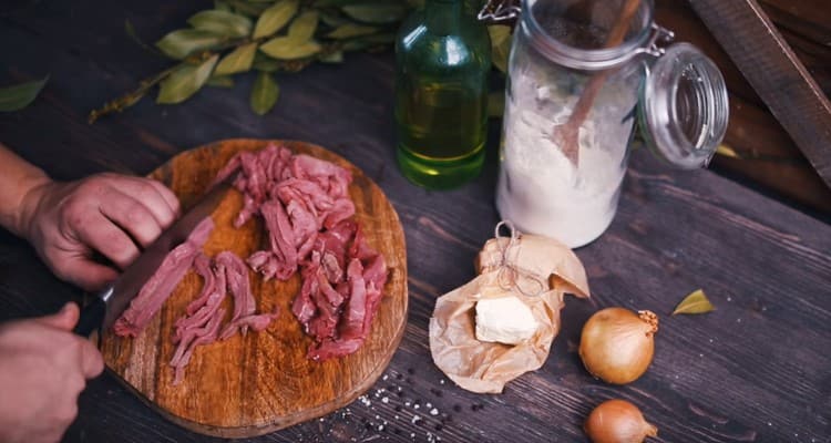 Tagliare il filetto di manzo a fette lunghe e sottili.