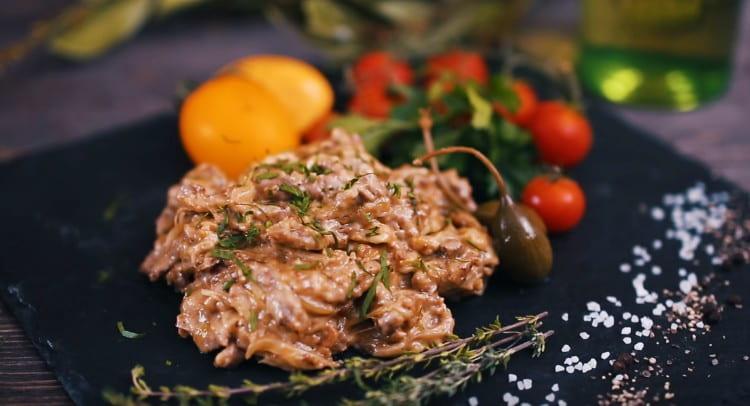 Quindi abbiamo cucinato lo stroganoff di manzo con manzo e panna secondo la ricetta classica.