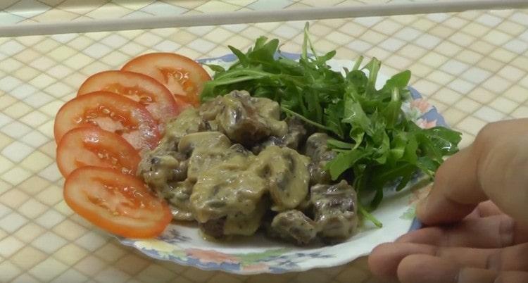 Lo stroganoff di manzo appetitoso con funghi è pronto.