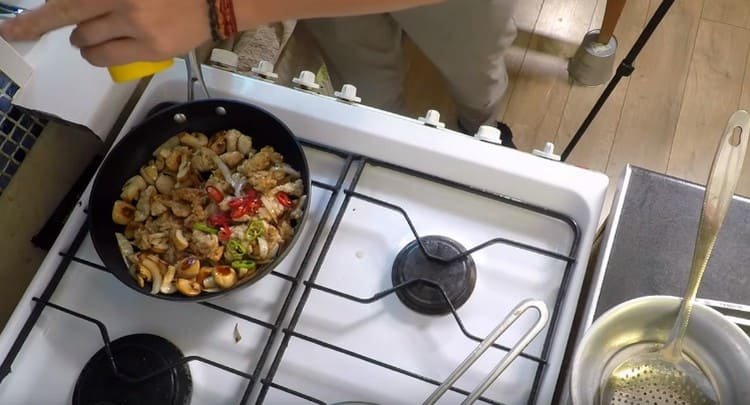 Spostiamo il tacchino arrosto sui funghi, aggiungiamo sale per boccone e peperoncino.