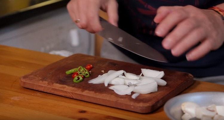 Tagliare funghi e cipolle in quarti, tagliare i peperoncini in anelli sottili.