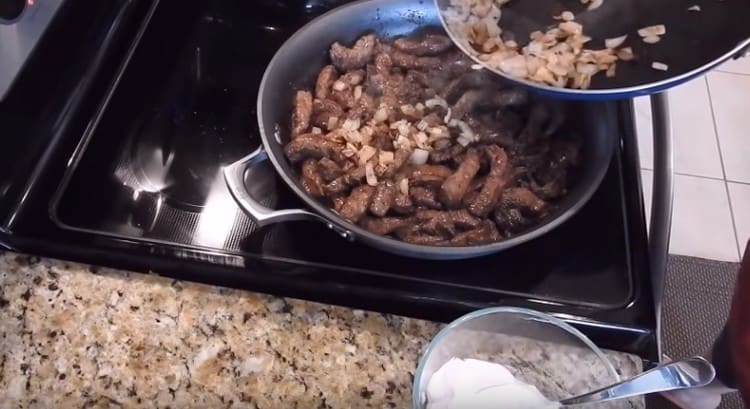 Spostiamo le cipolle fritte su un fegato quasi finito.