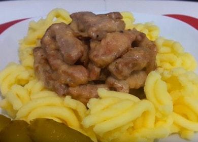 preparare un tenero filetto alla Stroganoff di maiale secondo una ricetta passo-passo con una foto.