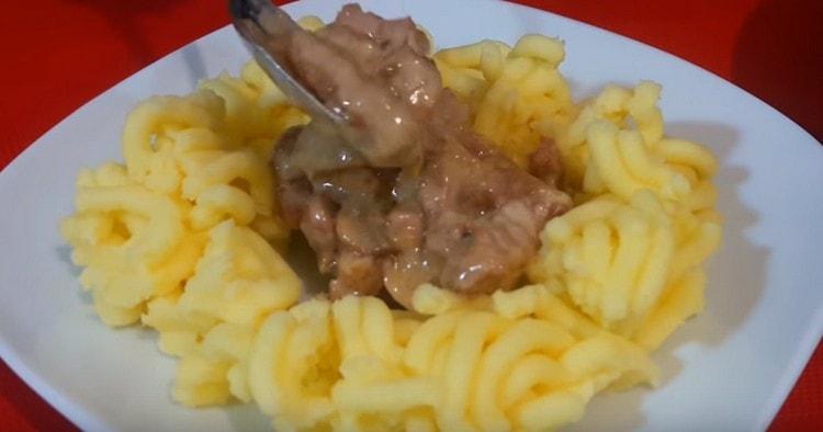 Un appetitoso stroganoff di manzo decorerà qualsiasi contorno.