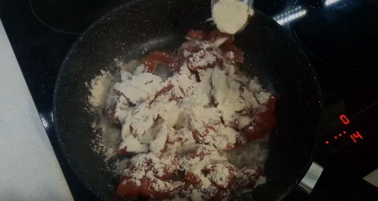 Separatamente, friggi la carne in una padella, aggiungendo farina per impanarla.