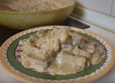 Cucina classica alla Stroganoff di manzo con panna acida secondo la ricetta con foto passo-passo.