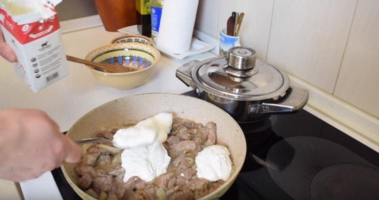 Aggiungi la panna acida e spalmala sulla carne.