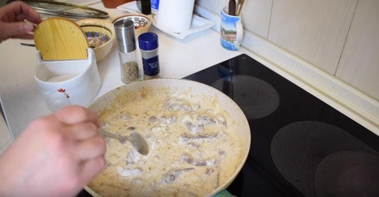 Cucinare il filetto alla Stroganoff sotto il coperchio.