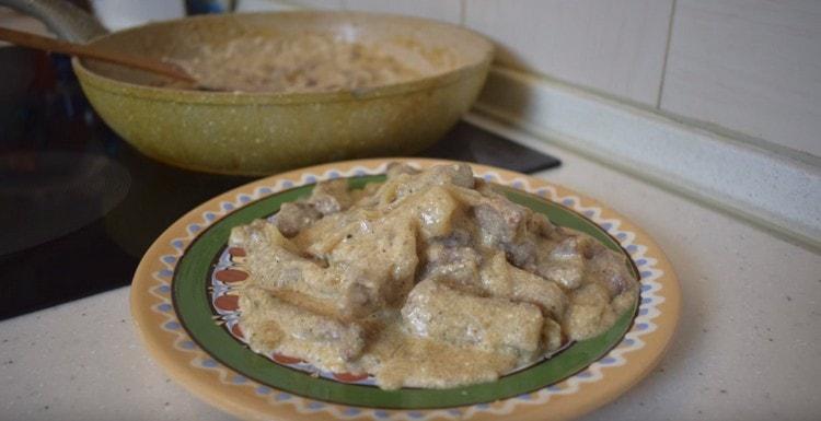 Il classico filetto alla Stroganoff con panna acida secondo questa ricetta è facile da preparare, come vedi.