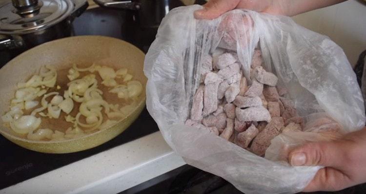 Il pane è impanato nella farina, è conveniente farlo in un sacchetto.