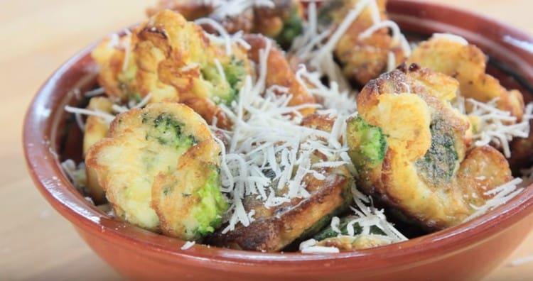 I broccoli in pastella saranno ancora più gustosi se cosparsi di parmigiano.