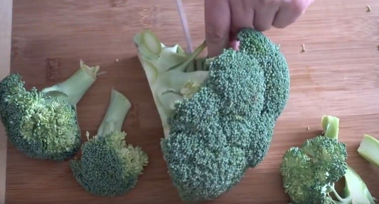 Laviamo i broccoli e li dividiamo in infiorescenze.