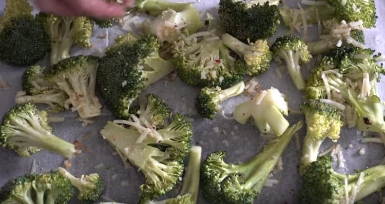 Mescoliamo gli ingredienti, copriamo con un foglio e mettiamo la padella in forno.