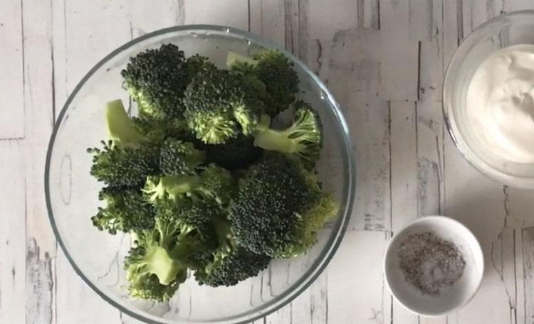 Laviamo il cavolo di broccoli, ci dividiamo in infiorescenze.