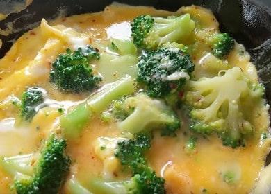 Cuciniamo broccoli con un uovo secondo una ricetta passo-passo con una foto.