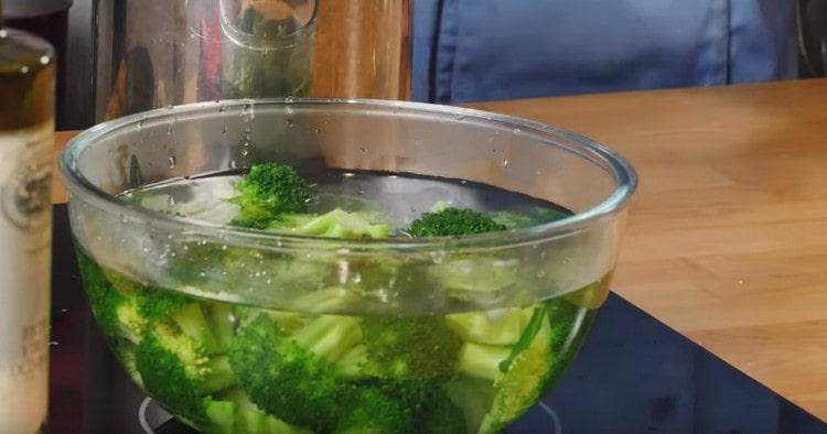 Mettiamo i broccoli finiti in una ciotola di acqua ghiacciata.