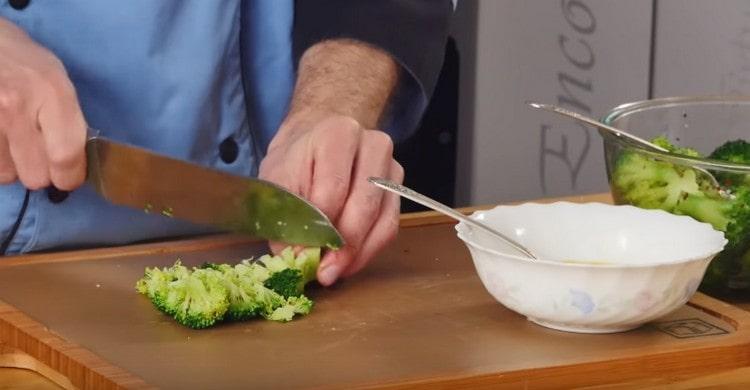 Tagliare a pezzetti diverse infiorescenze di broccoli.