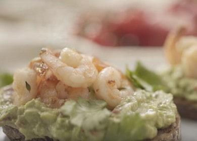 Bruschetta con avocado e gamberi - uno spuntino veloce e delizioso 🦐