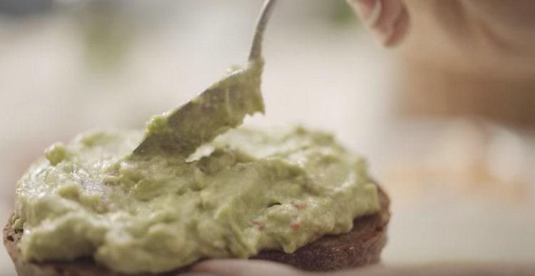 Fette di pane con una pasta di avocado e formaggio.