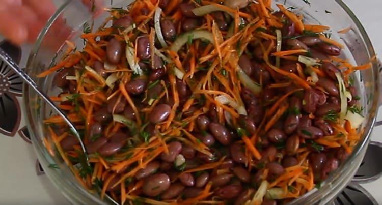 Un'insalata di fagioli semplice e gustosa è pronta.