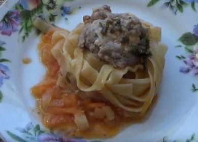 Cuciniamo deliziosi nidi di pasta con carne macinata secondo una ricetta passo-passo con una foto.