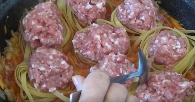 Riempiamo la pasta del nido con carne macinata e la mettiamo in una padella per le verdure.