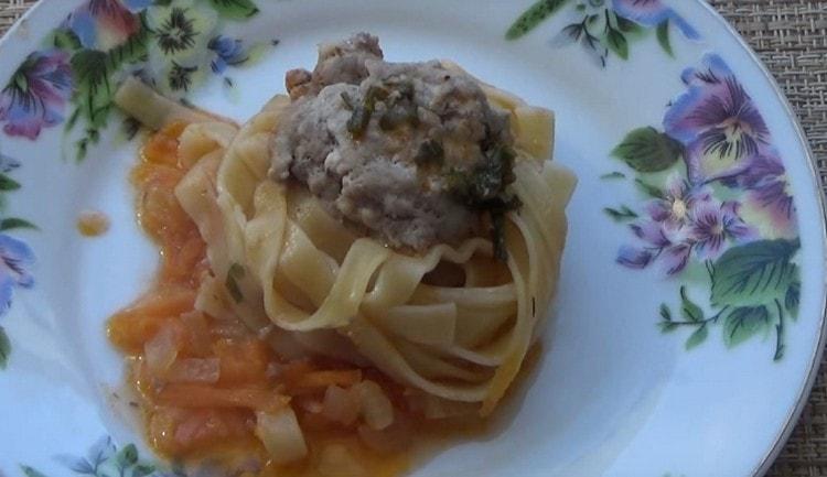 I nidi fatti di pasta con carne macinata sono molto gustosi e anche belli.