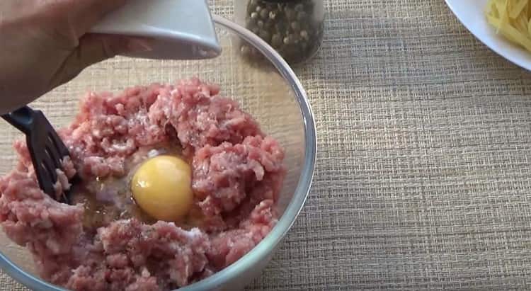 Aggiungi l'uovo alla carne macinata e mescola.