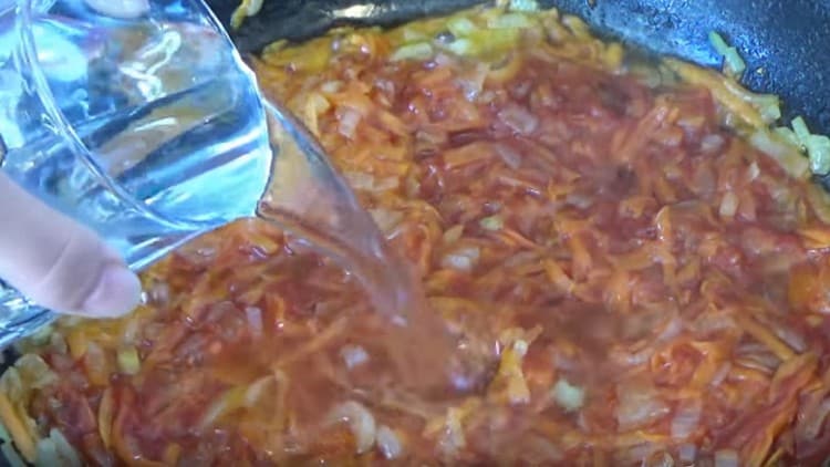 Versare le verdure con concentrato di pomodoro in un bicchiere d'acqua.