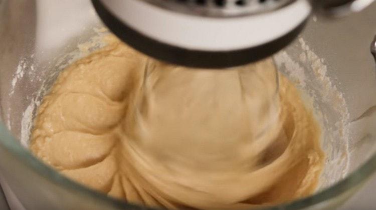 Sbattere l'impasto con un mixer in una consistenza omogenea.