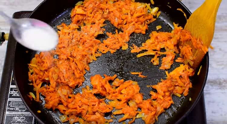 Aggiungi il concentrato di pomodoro, sale e zucchero alle verdure nella padella.