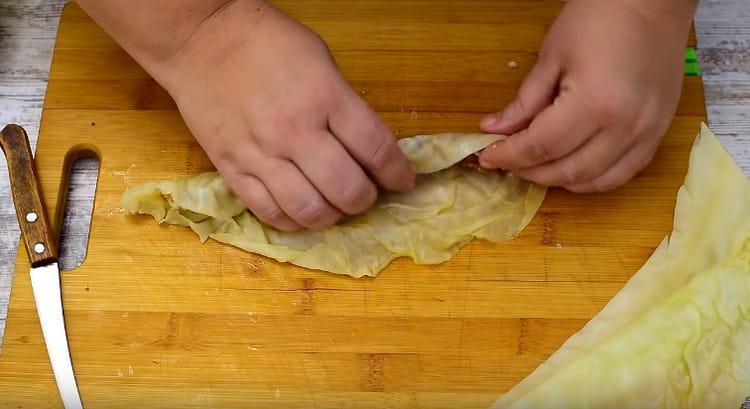 Giriamo la foglia di cavolo farcita con un rotolo.