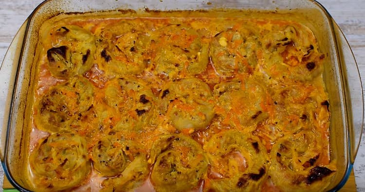 Questi insoliti involtini di cavolo nel forno possono essere preparati secondo questa ricetta.