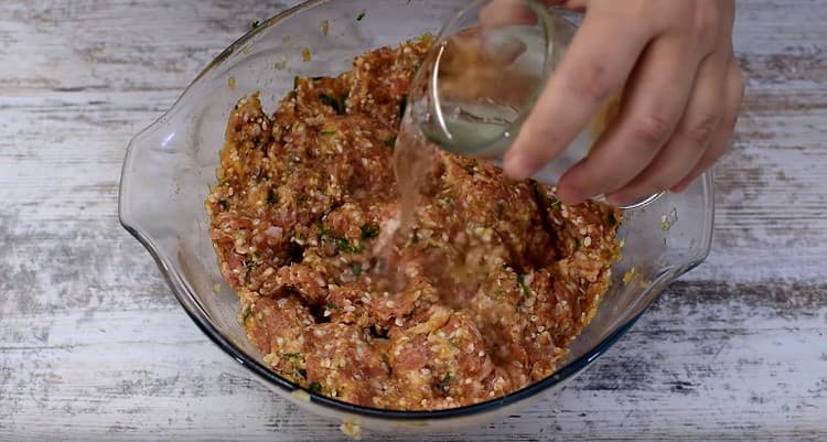 Aggiungi acqua tritata per succosità.